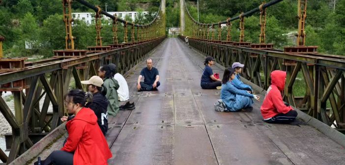 大家隨Ken sir在橋上靜觀修習