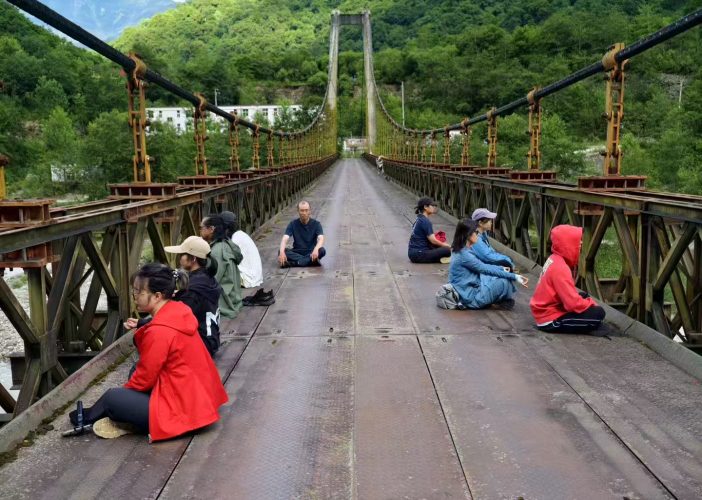 大家隨Ken sir在橋上靜觀修習