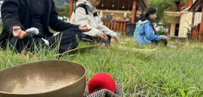 在易貢民宿花園的草地上做早課