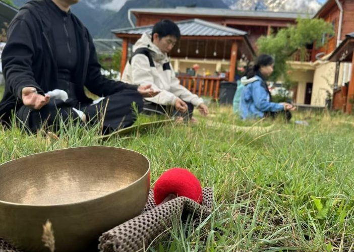 在易貢民宿花園的草地上做早課