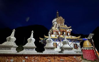 阿育王塔在夜色下更添神聖肅穆