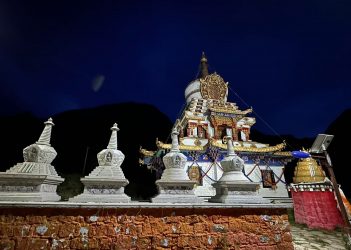 阿育王塔在夜色下更添神聖肅穆