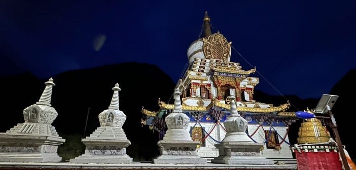 阿育王塔在夜色下更添神聖肅穆