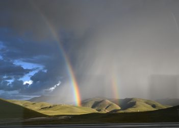 荒野廣袤無垠，一道絢麗雙彩虹拔地而起。