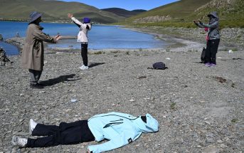 晴天躺在地上，Ken sir、劍聖和阿正做一些伸展運動。