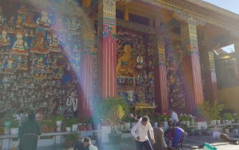 千佛崖最壯觀的佛像石刻前，有很多藏民頂禮跪拜。