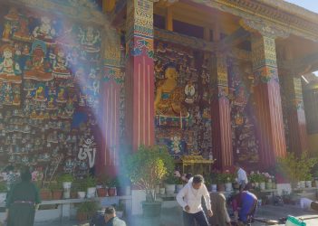 千佛崖最壯觀的佛像石刻前，有很多藏民頂禮跪拜。