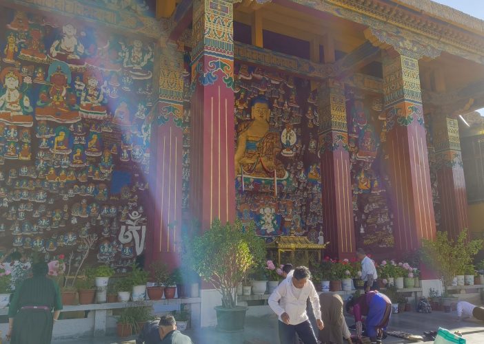 千佛崖最壯觀的佛像石刻前，有很多藏民頂禮跪拜。