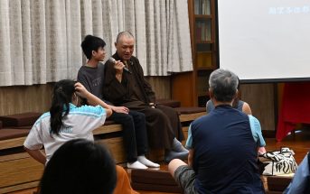 定泉法師親切地跟學員提問互動，課堂氣氛輕鬆有趣。（攝於2025.9.27）