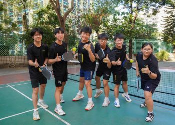 匹克球隊隊員拿起球拍，分外神采飛揚。