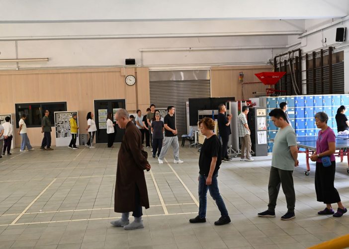 定泉法師提示大家，經行時要將注意力放在腳步上，方法是將腳步化作心中影像。