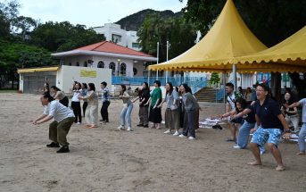 7月15日早上，黃耀光博士帶領老師在黃金泳灘上進行早課，其中一個體驗活動是扮獅子吼叫。