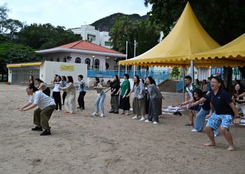 7月15日早上，黃耀光博士帶領老師在黃金泳灘上進行早課，其中一個體驗活動是扮獅子吼叫。